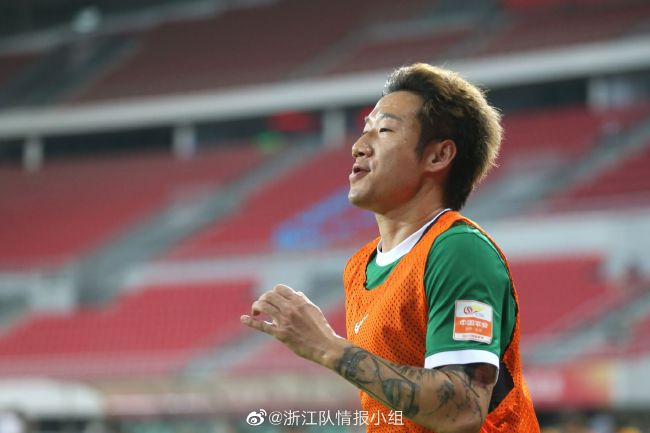 郑宇波双手交叉在下巴处，陷入了深思。